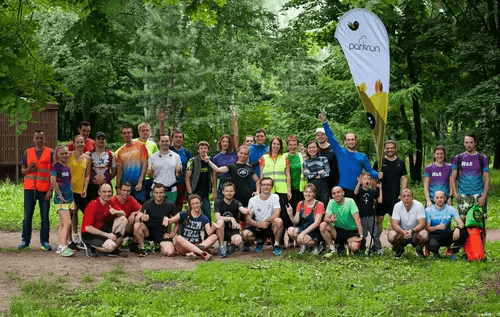 Участники parkrun благодарят волонтёров после финиша